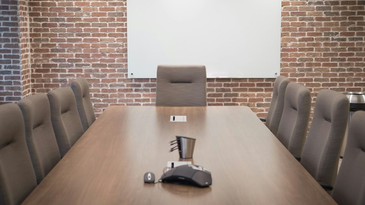Sala de juntas con la silla principal vacía